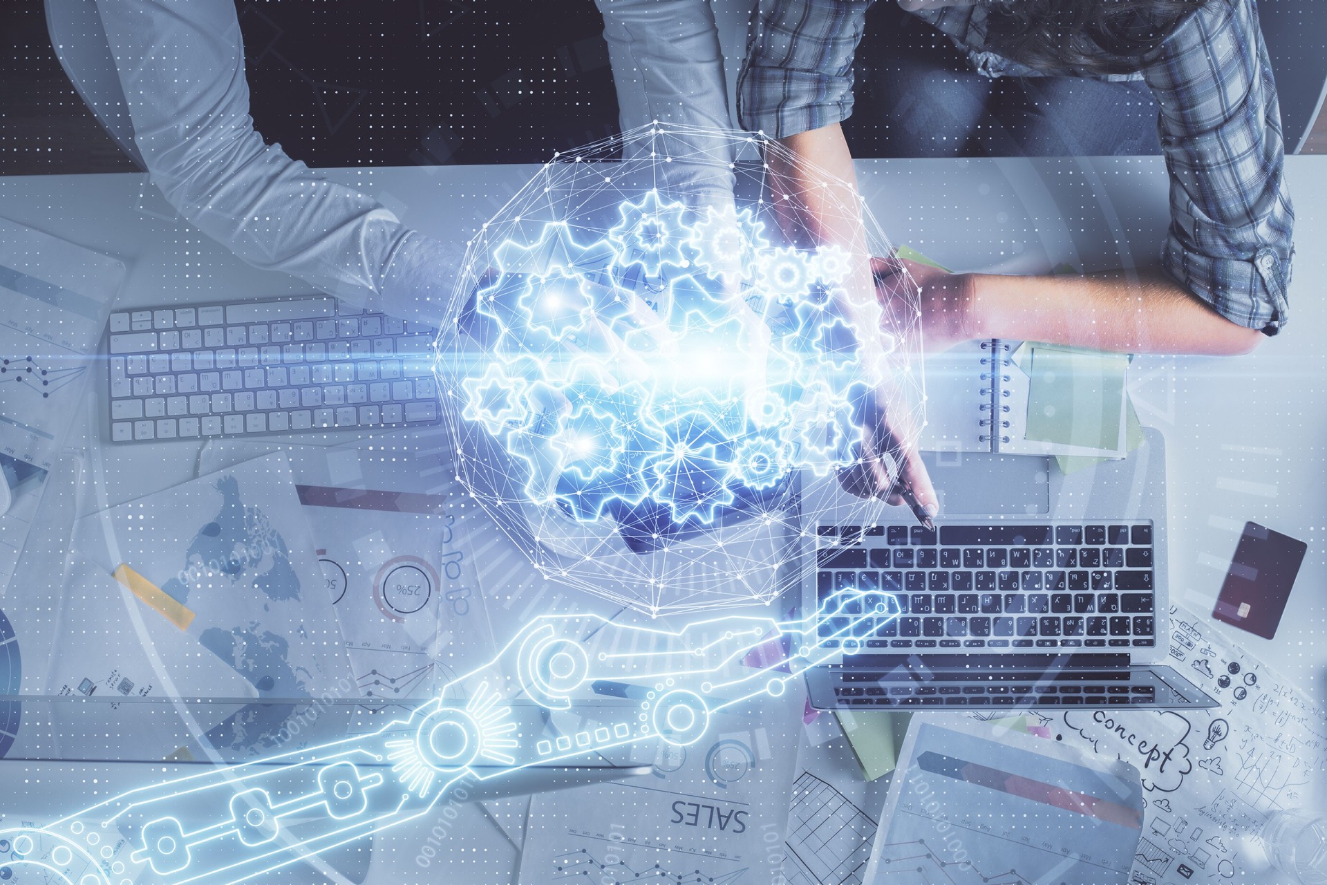 Doble exposición del hombre y la mujer trabajando juntos y el dibujo de hologramas de tema de datos. Fondo de la computadora. Vista superior.